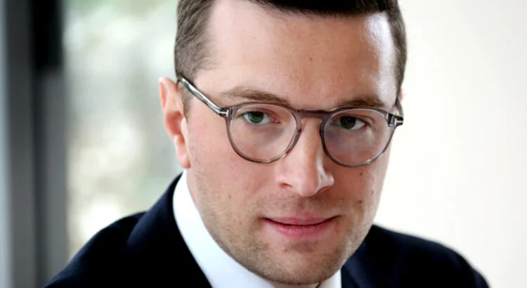 Jordan Bardella, l&rsquo;œuf de poule et le paradoxe du charme politique