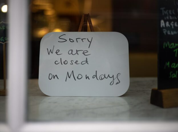 Ouvrir 7 jours sur 7 : le cri du cœur des entrepreneurs face aux rigidités françaises