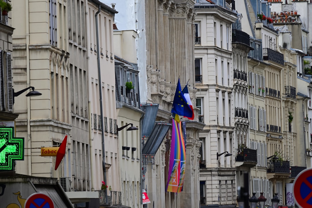 La France à la dérive : entre violences urbaines, exil fiscal et poudrière syrienne