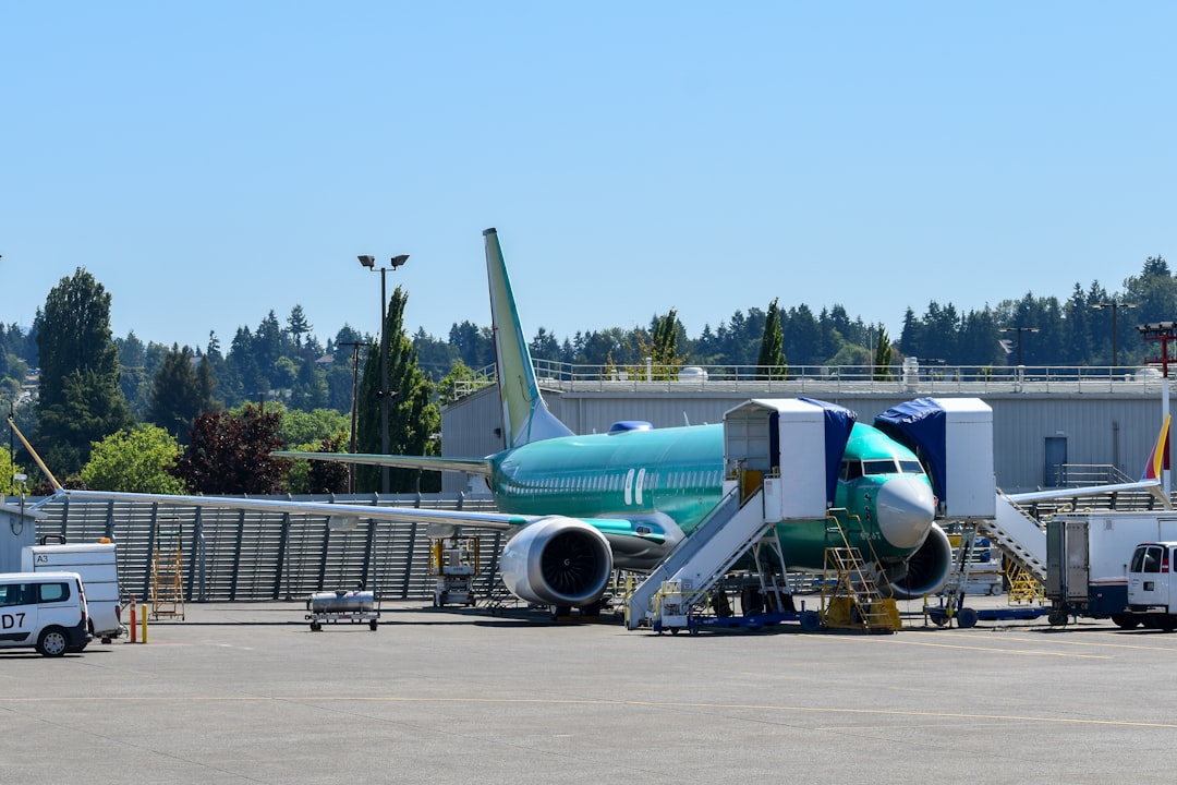 A boeing airplane is parked on the tarmac.