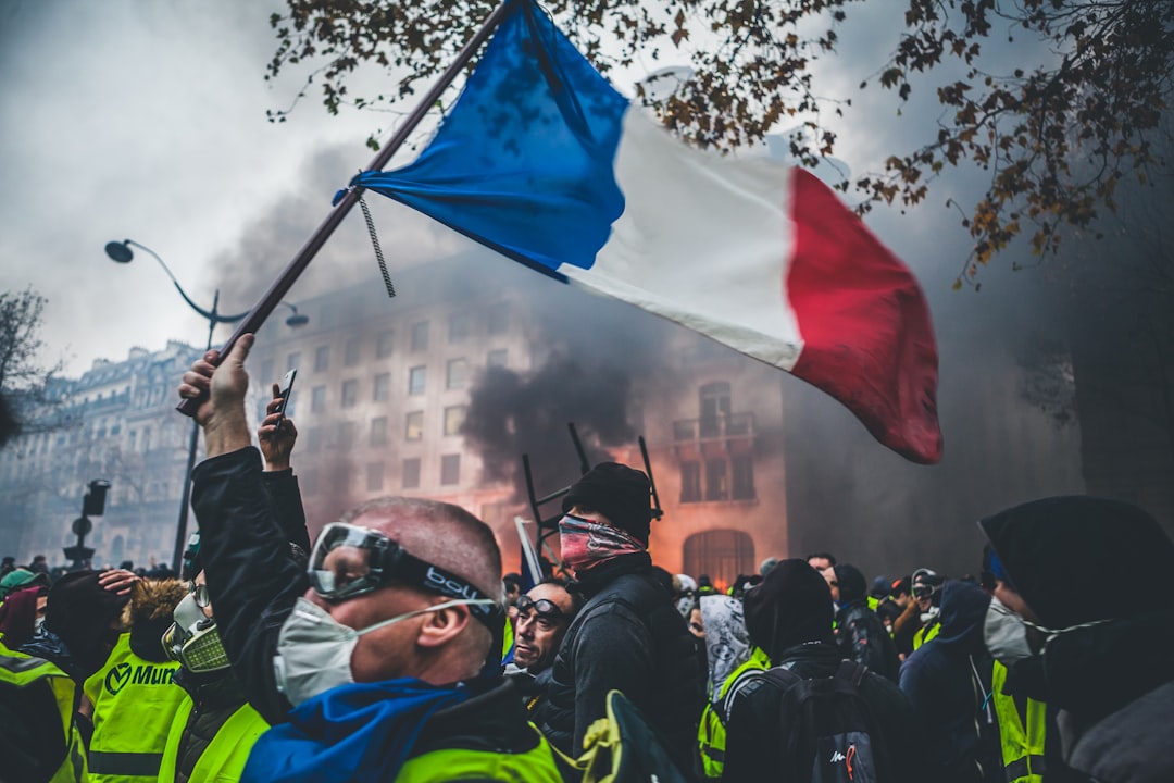 L&rsquo;UMP se déchire : quand la droite française implose en direct