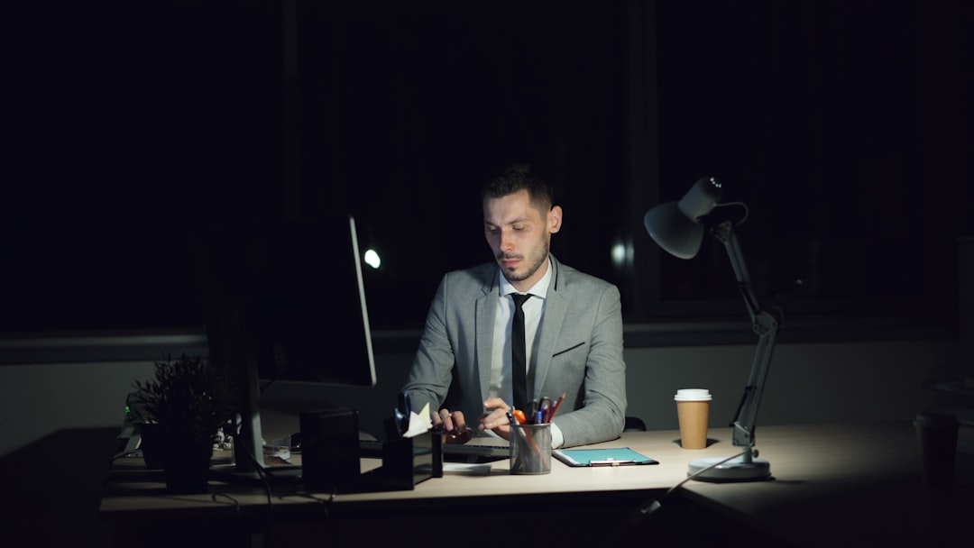 80 heures par semaine : quand l&rsquo;administration découvre la réalité entrepreneuriale