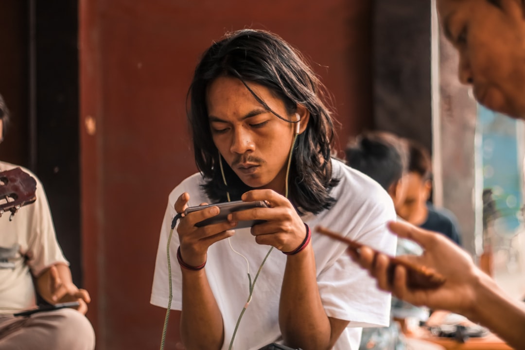 L’interdiction des réseaux sociaux aux mineurs, entre urgence sanitaire et résistances idéologiques